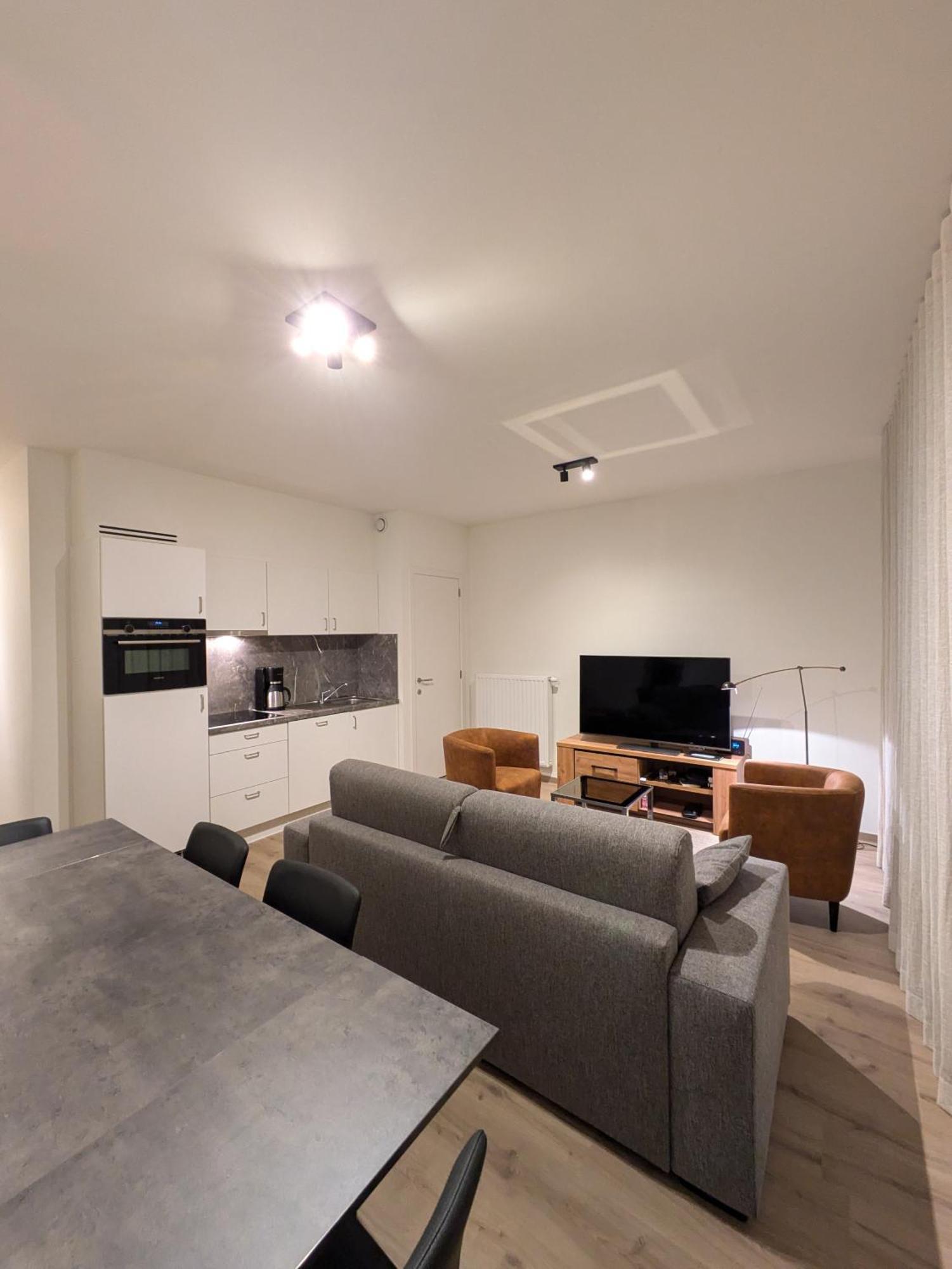 New Modern In The Heart Of T73 Apartment *
